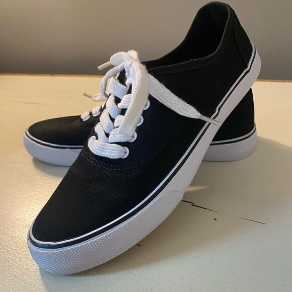 A new day black and white sneakers - Picture 1 of 7